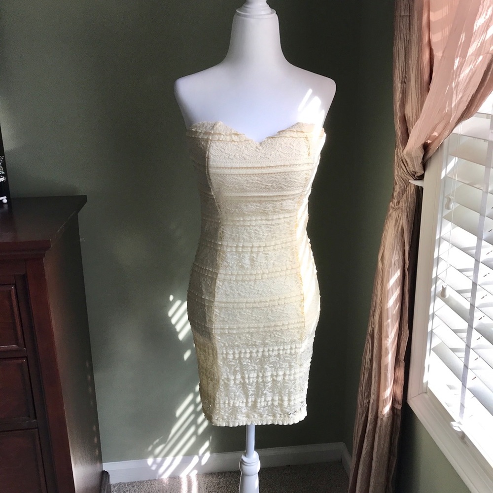 Lace cream strapless dress